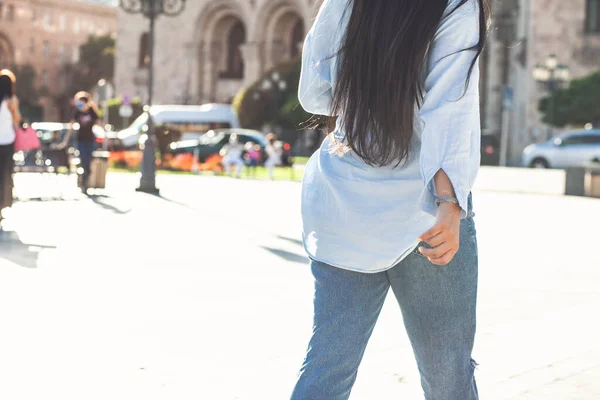 Schönes Mädchen Läuft Jeans Durch Die Stadt — Stockfoto