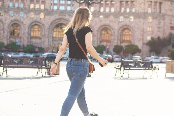 Hermosa Chica Pasea Por Ciudad Jeans — Foto de Stock