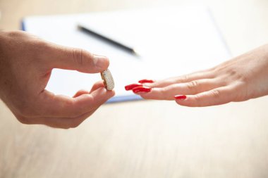 Damat gelinin parmağına alyans takıyor..