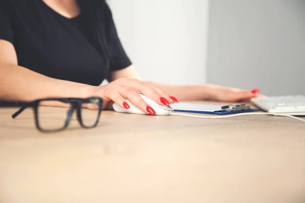 Vista Lateral Las Manos Femeninas Utilizando Ordenador Mesa Con Gafas —  Fotos de Stock