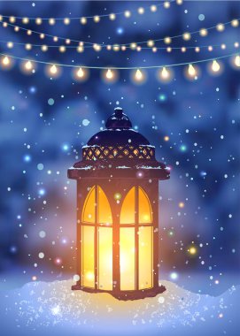 Vintage fener ve kış gece Ladin orman arka plan, büyülü kar yağışı. Tatil ışıklar bir Noel partisi için asılı