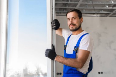 Eldivenli ayarlayıcı daireye pencereyi yerleştirir