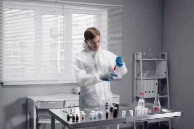Laboratuvarda yeni bir madde üzerinde çalışan bir klinisyen.