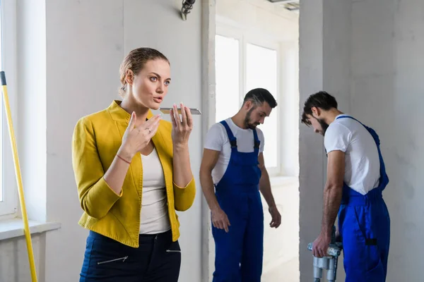 Cliente hablando por teléfono en un sitio de construcción — Foto de Stock