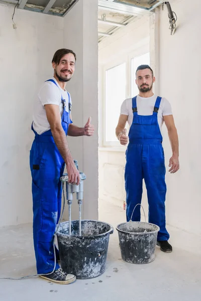 건축용 믹서로 석고를 뜨는 남자 노동자들 — 스톡 사진
