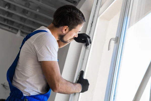 Der Polier montiert einen Fensterrahmen im Raum — Stockfoto