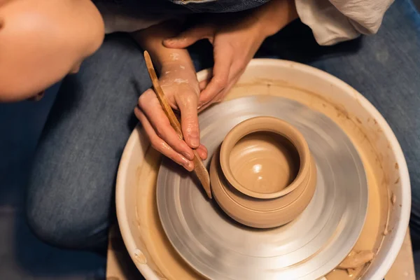 Close-up of the hands of a Potter when sculpting a vase from clay on a Potters wheel in the workshop. — Stock Photo, Image