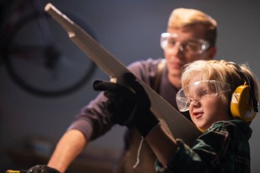 Baba bir marangoz oğlu için ahşap bir silah oydu ve çocuk hediyeyle mutlu oldu..