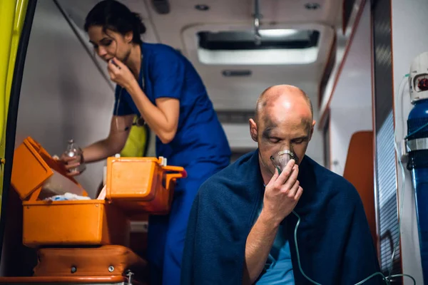 Un paramédico preparando un tubo de caída, un hombre rescatado de un accidente en primer plano —  Fotos de Stock