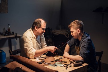 Şirin bir genç adam kendi elleriyle hediye yapmak ister. Deneyimli bir ayakkabıcı deriden ayakkabı yapmasına yardım eder..