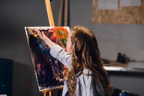 Abstract painting lesson. A little cute girl writes a color picture in oil or acrylic technique. — Stock Photo, Image
