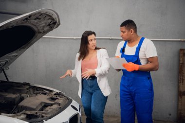 Müşteri tamirciden araba motorunu tamir etmesini istiyor
