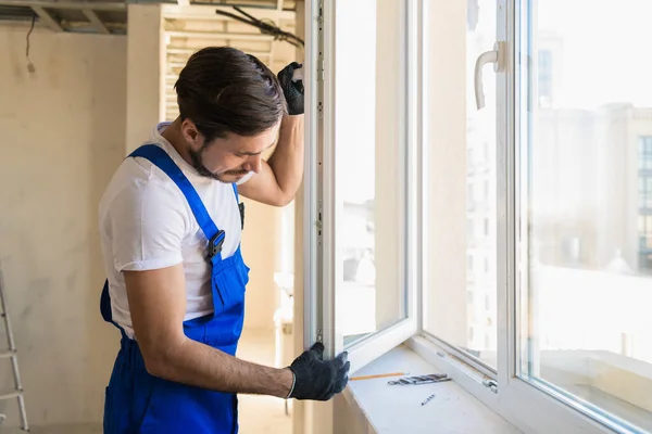 Der Einsteller inspiziert Fensterrahmen und Schweller — Stockfoto