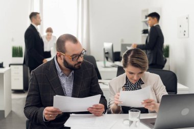 Masadaki bir finans şirketinin müşterisiyle anlaşma yapmak için iletişim. Satış Müdürü ve alıcısı.
