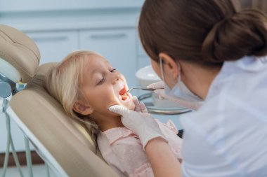 Kadın bir pediatrik diş hekimi ve küçük p 'sinin yakın çekimi.