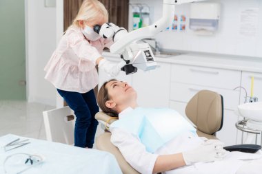 Hastanedeki çocuklar, küçük doktorlar, cerrahcılık oynuyorlar.