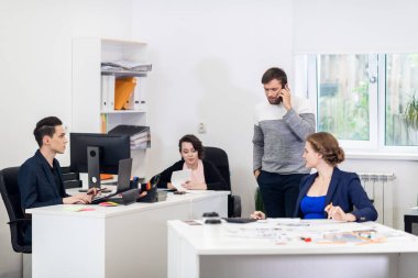 Çok ırklı bir ekip bilgisayarlar üzerinde çalışıyor, iletişim kuruyor, coo