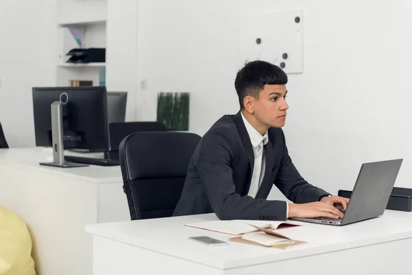 Een makelaar op de werkplek van Agencys onderhandelt met de klant via internet en telefoon. — Stockfoto