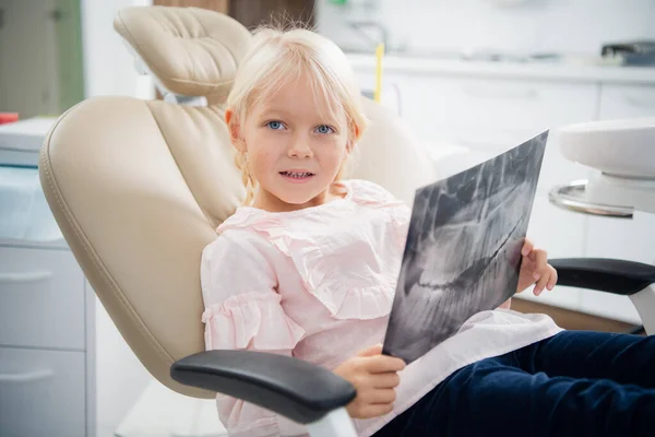 Mała dziewczynka z prześwietleniem na fotelu dentystycznym. Stomatologia, uzdrowienie — Zdjęcie stockowe