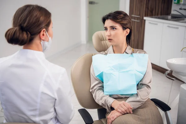 Une femme dentiste consulte sur son état de santé — Photo