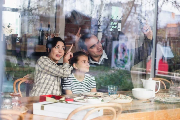 Temps de selfie Une famille de trois personnes prend un selfie à l'onglet cuisine — Photo