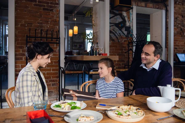 Bir kız, annesine bir hediye veriyor..