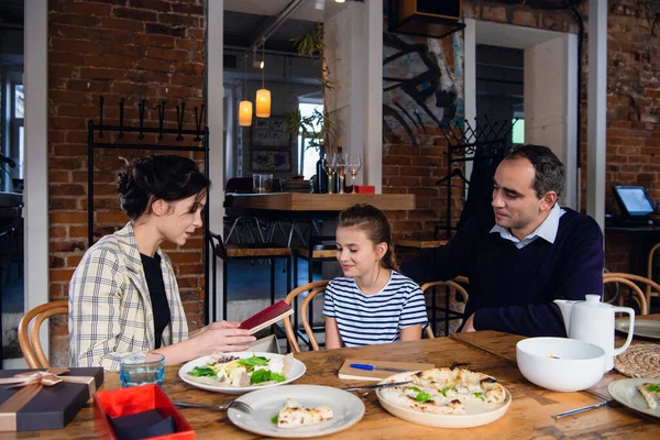 Kadın özlemini duyduğu bir kitabı aldı. Aile ona bir hediye yaptı..