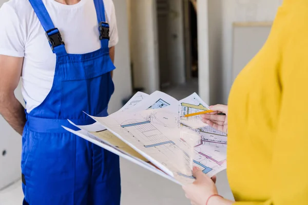 The client and the foreman examine the scheme — Stock Photo, Image