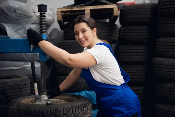 Mechanic working with a press and smiling — Stock Photo, Image