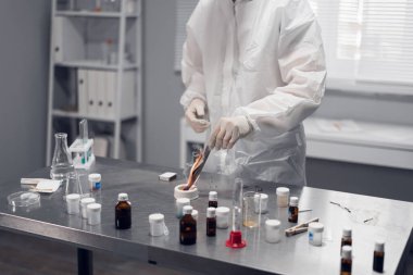 Kimya laboratuvarında yapılan deneyler. Laboratuvarda bir deney yürütüyorum.