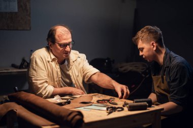 Şirin bir genç adam kendi elleriyle hediye yapmak ister. Deneyimli bir ayakkabıcı deriden ayakkabı yapmasına yardım eder..