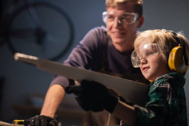 Baba bir marangoz oğlu için ahşap bir silah oydu ve çocuk hediyeyle mutlu oldu..