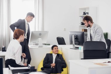 Ofiste kendi kendini yetiştirmiş genç işadamları yeni bir girişimi tartışıyor, iş fikirlerini ve şirket gelişiminin yönlerini paylaşıyorlar