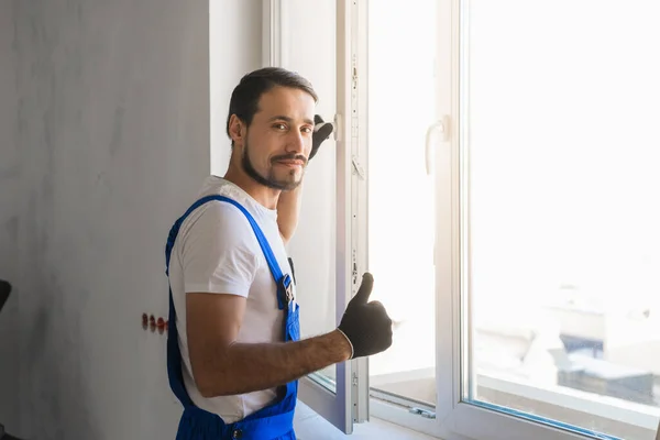 Hantverkare installerar fönstret och tittar på kameran — Stockfoto