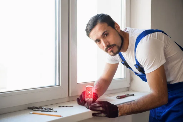 De bouwer gebruikt het niveau op de vensterbank — Stockfoto