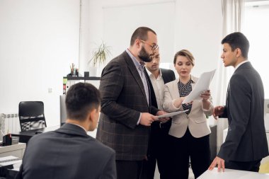 İnşaat malzemeleri satan genç bir şirketin geliştirme stratejisinin toplantı ve analizi. Şef astlarıyla iletişim kuruyor.