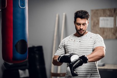 Genç bir erkek kickboksör antrenmandan önce ısınmaya başlar..