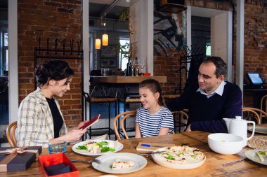 Kadın özlemini duyduğu bir kitabı aldı. Aile onu bir...