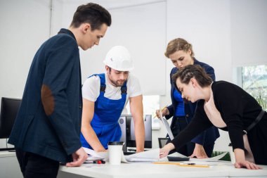 Çalışan ve iletişim kuran bir grup genç iş adamı