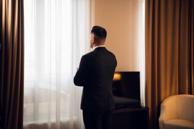 Yakışıklı, zarif, genç bir iş adamının arka görünüşü.