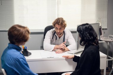 Profesyonel bir doktor hastalarına teşhisi açıklar.