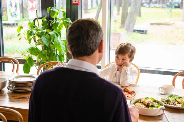 Père et fils parlent dans un café — Photo