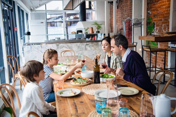 Une famille de quatre personnes prenant un brunch dans un café un week-end — Photo