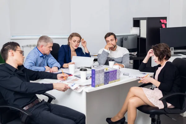 Eine Gruppe junger Geschäftsleute bei einem Meeting in einem modernen, hellen Büro — Stockfoto