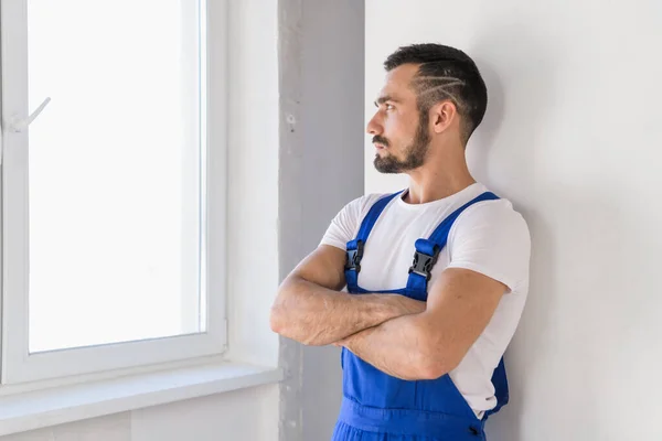 Byggare i overaller vikta armarna över bröstet — Stockfoto