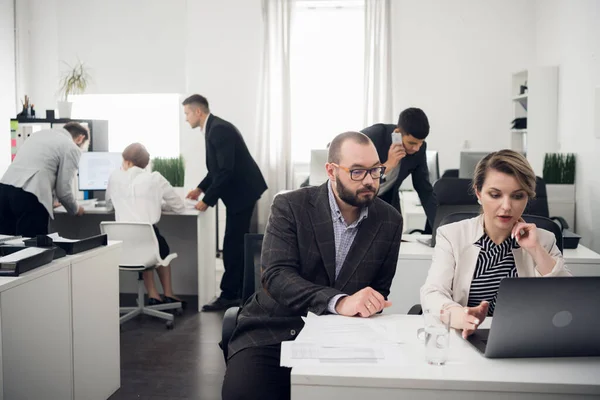 Comunicação para fazer um acordo com um cliente de uma empresa financeira no escritório à mesa. Gerente de vendas e comprador. — Fotografia de Stock