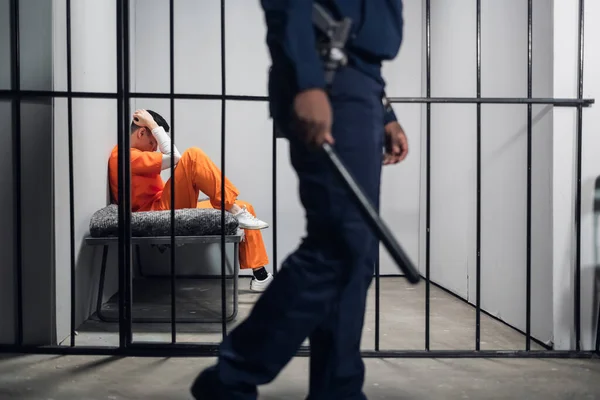 Správce věznice hlídá cely s nebezpečnými zločinci ve vězení s vysokou ostrahou. Nebezpečné povolání. — Stock fotografie