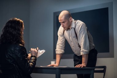 Sorgulama sırasında, suçlu belgeyi yırttı.