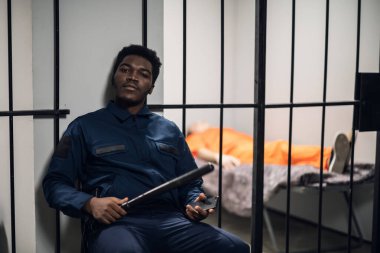 Hapishane gardiyanı, müebbet hapis cezasına çarptırılmış mahkumlarla birlikte hapishane gardiyanı..