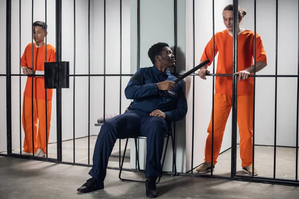 Vězeňská stráž vstupuje do ilegálního spiknutí s tím zločincem v cele. Pomoc při útěku z vězení. — Stock fotografie